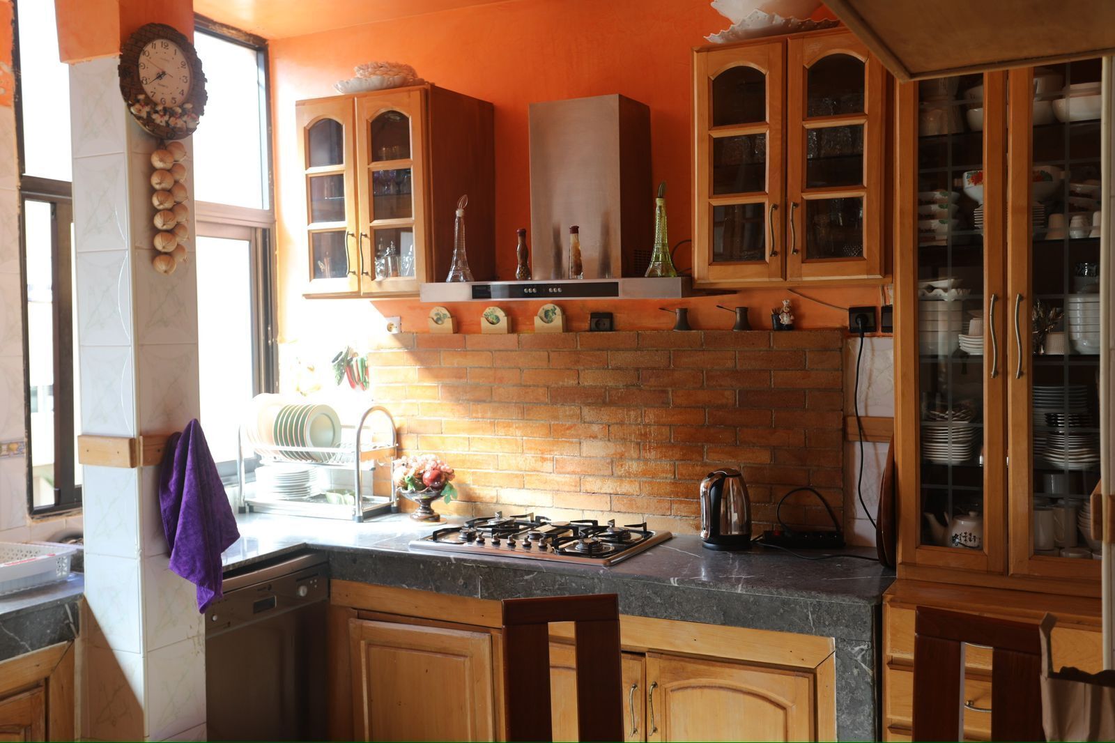 Een magnetron, een oven, een vaatwasser