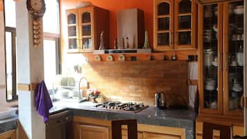 Een magnetron, een oven, een vaatwasser