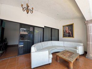 Dobbeltrom | Oppholdsområde | En 32-tommers TV med digitale kanaler