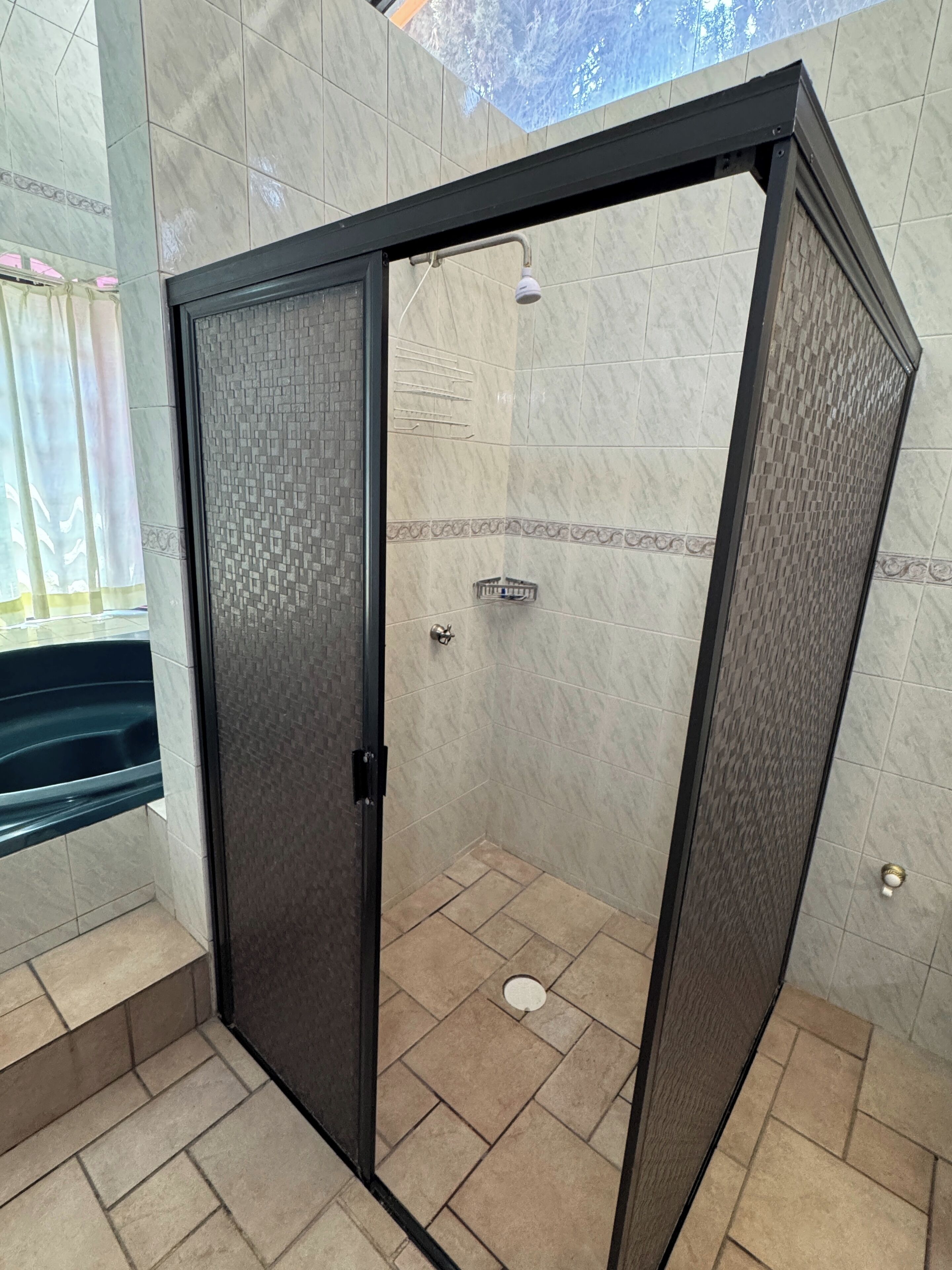 Suite estudio sénior | Baño | Ducha, toallas, jabón y champú