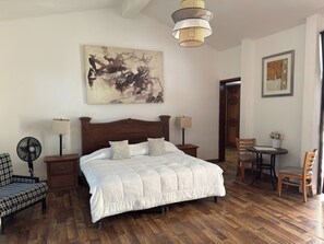 Escritorio, wifi gratis y ropa de cama 