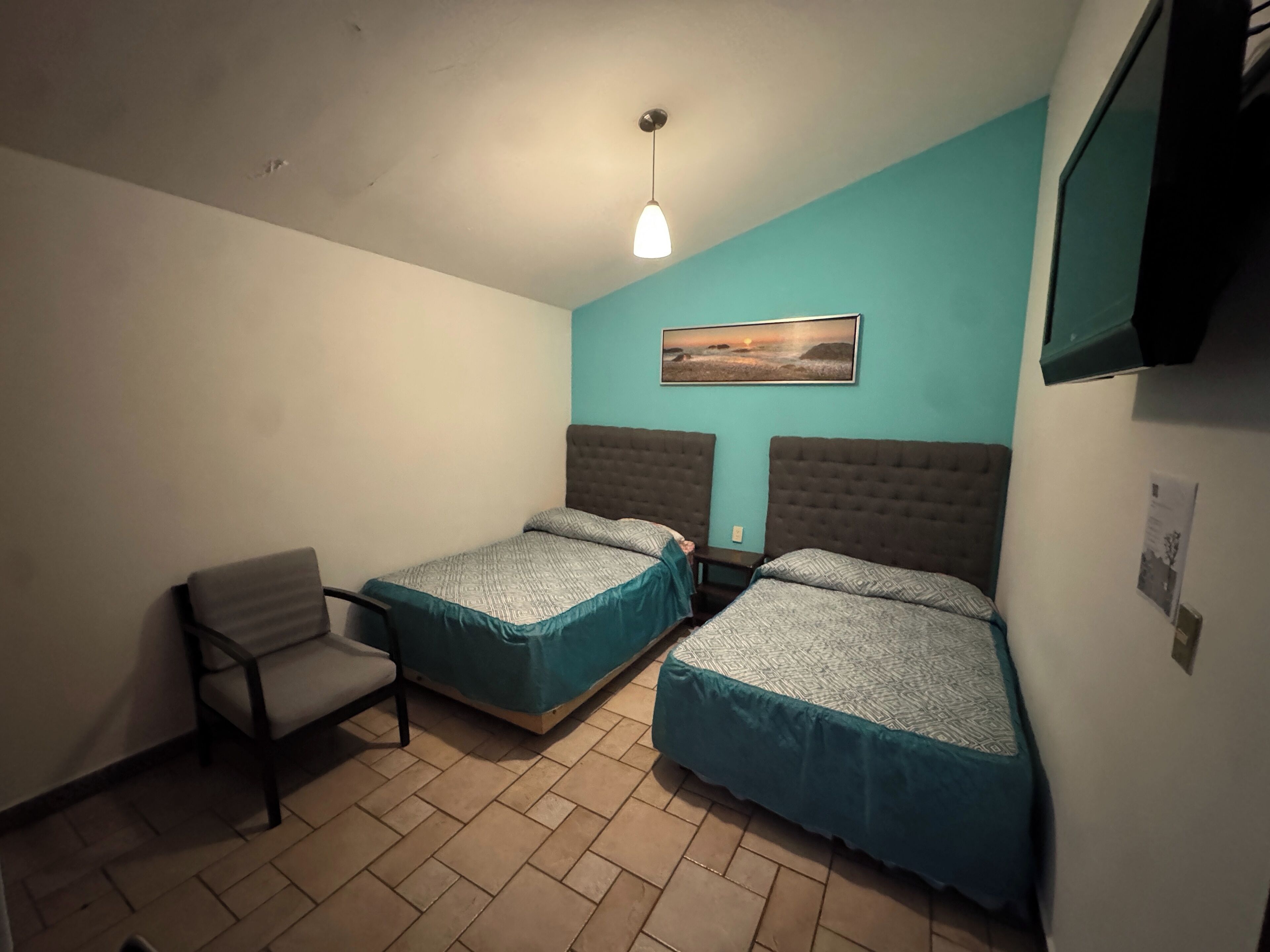 Habitación familiar | Escritorio, wifi gratis y ropa de cama 