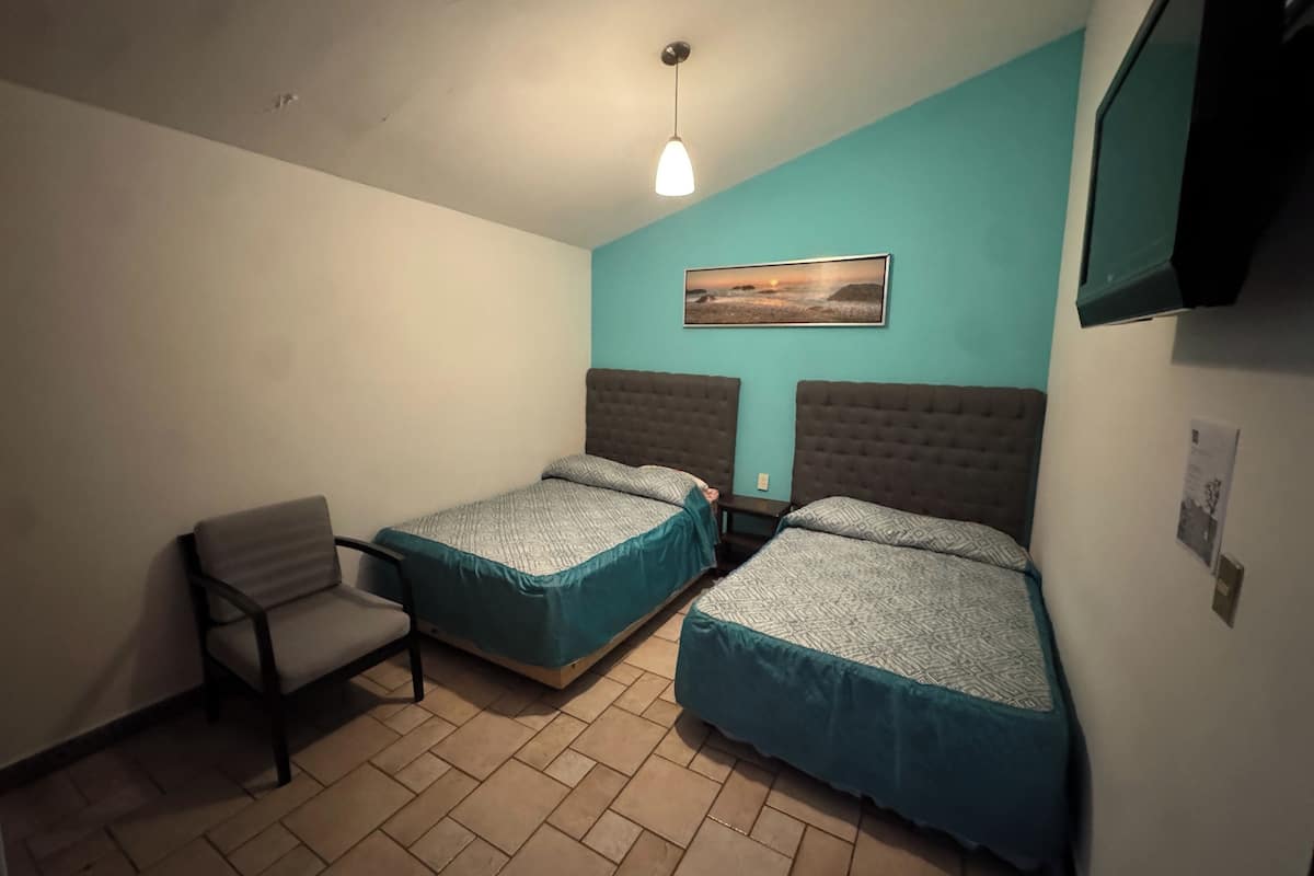 Chambre familiale | Bureau, accĂšs au Wi-Fi (inclus), literie fournie