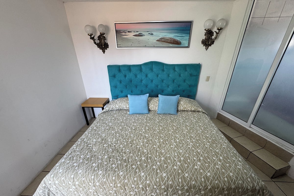 Studio Junior | Bureau, accĂšs au Wi-Fi (inclus), literie fournie