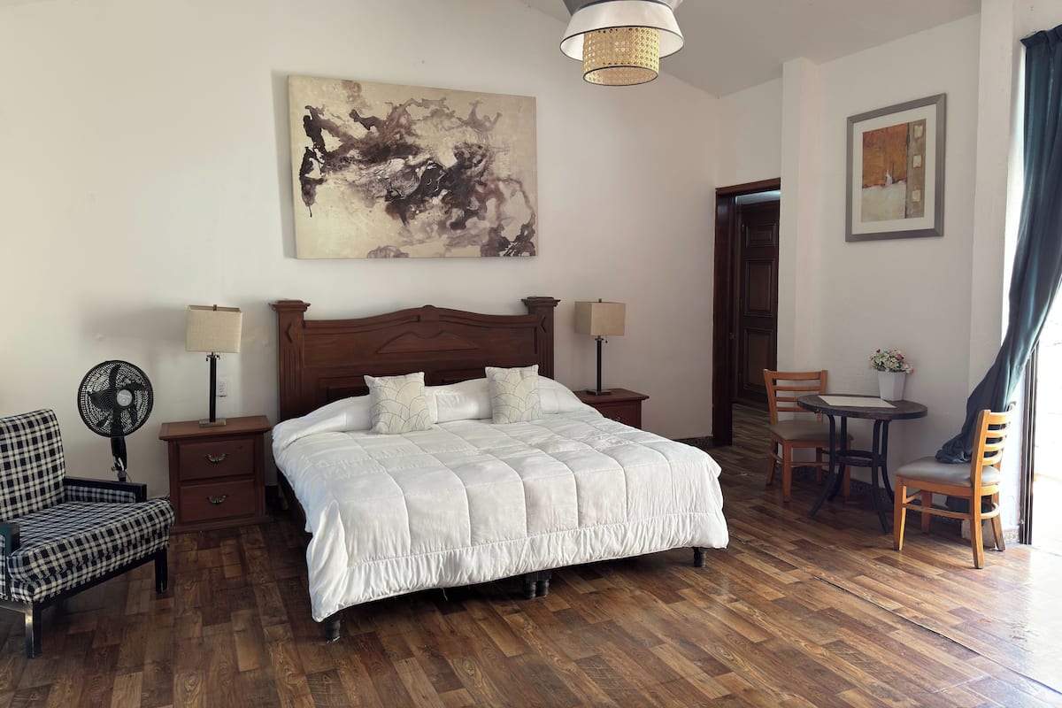 Suite Studio Sénior | Bureau, accÚs au Wi-Fi (inclus), literie fournie