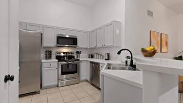 Kjøleskap, mikrobølgeovn, ovn og kokeplater