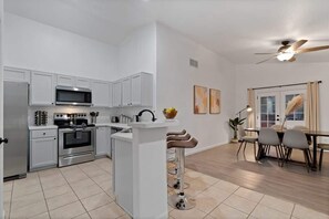 Fridge, microwave, oven, stovetop - 4 Bedroom Retreat in the Heart of Oro Valley (Oro Valley)