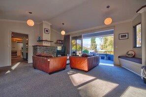 Télévision, cheminée, livres