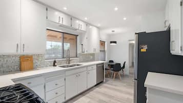 Een koelkast, een magnetron, een oven, een kookplaat