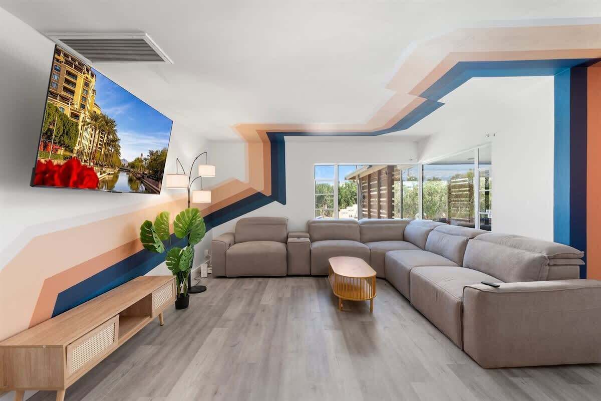 Een televisie en een open haard