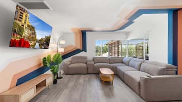 Een televisie en een open haard