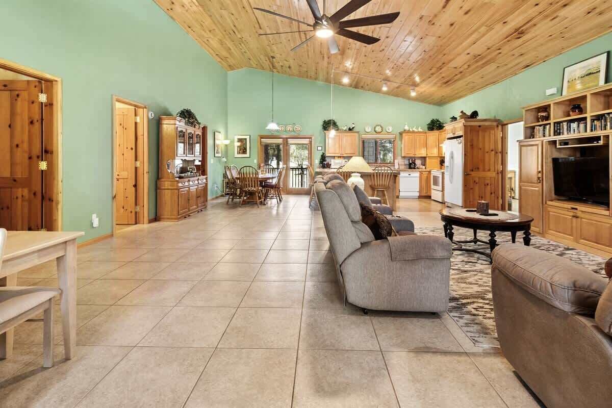 Televisión y oficina 