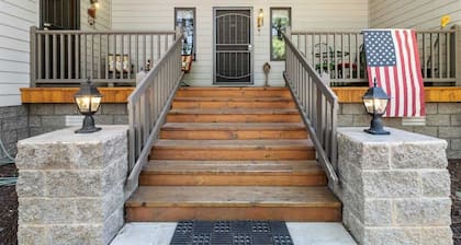 Charming Woodland 3BR Retreat, Sleeps 10