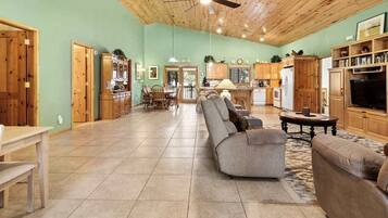 Een televisie en een kantoor