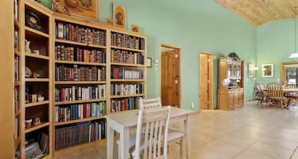 Charming Woodland 3BR Retreat | Sleeps 10