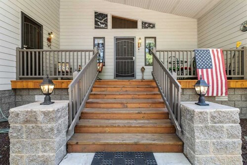 Charming Woodland 3BR Retreat | Sleeps 10