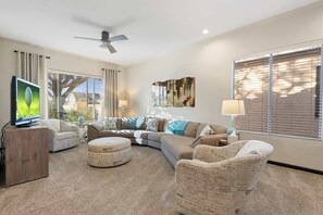 Televisión, chimenea y oficina 