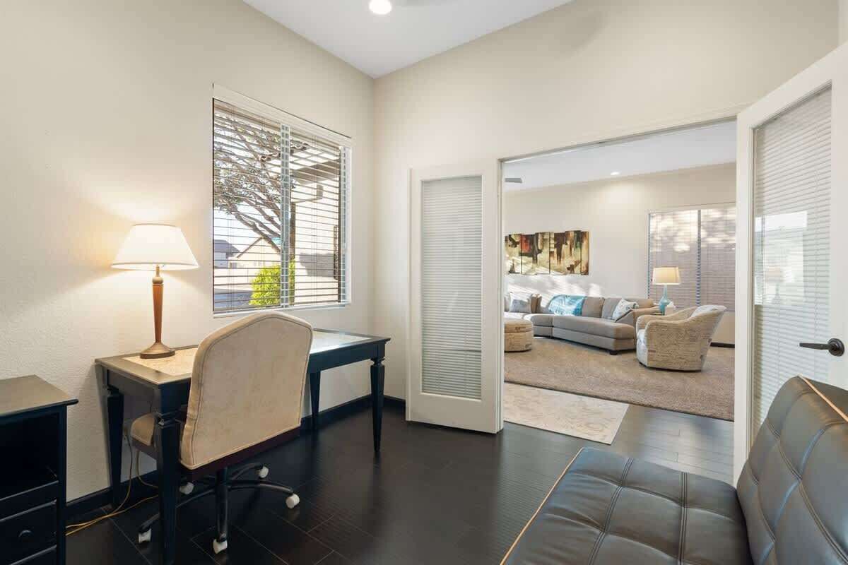 テレビ、暖炉、書斎 / ワークスペース