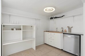 Stovetop, dishwasher, cookware/dishes/utensils