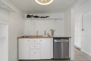 Stovetop, dishwasher, cookware/dishes/utensils
