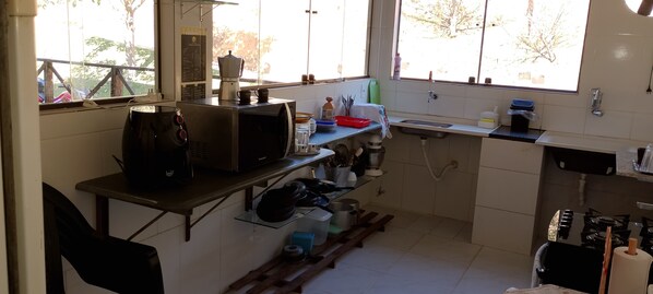 Private kitchen - Rustic and Charming Chalet / 30 km Pedra Azul (Paraju)