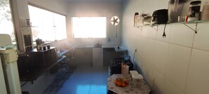Private kitchen - Rustic and Charming Chalet / 30 km Pedra Azul (Paraju)