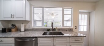 Beautiful 2bd with River Views & Amazing Sunsets