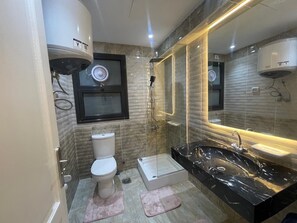 Toallas, jabón, shampoo, papel de baño 