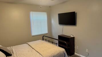 2 habitaciones, escritorio, tabla de planchar con plancha y wifi gratis