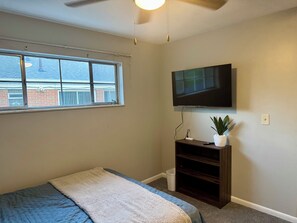 2 soverom, skrivebord, strykejern/-brett og wi-fi (inkludert)