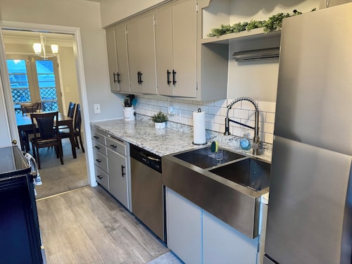 Chic 2BR Retreat Near Toledo Hospital- Stylish, Cozy & Fully Equipped