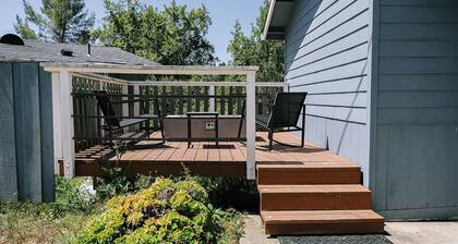 Romantic Forest Hideaway Wine, Hike, Relax in Santa Cruz Mountains