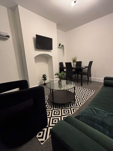 Contractors, business travellers, or families needing short or long-term stays