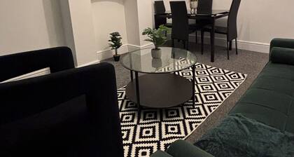 Contractors, business travellers, or families needing short or long-term stays