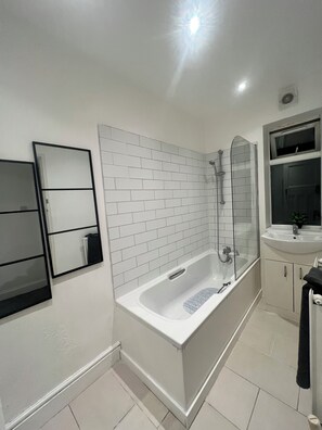 Haartrockner, Handtücher, Seife, Toilettenpapier