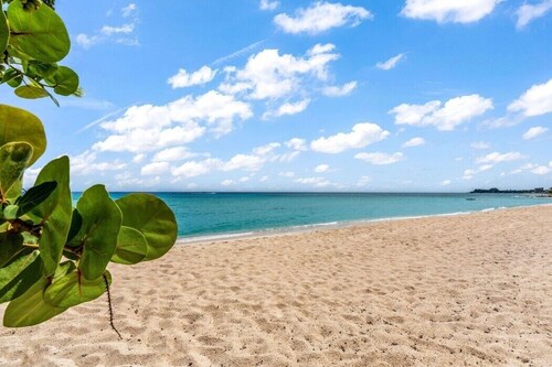 Historic Boggy Sand Wood Cottage with Pool & Private Seven Mile Beach Access