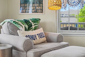 Smart TV, chimenea y libros 