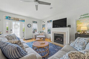 Smart TV, chimenea y libros 