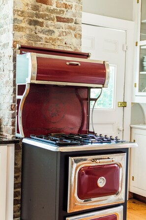 Cafetera y tetera, refrigerador, microondas y horno 
