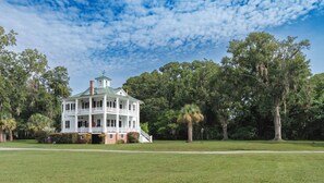 A large, white, two-story house with a green roof, surrounded by lush greenery and trees. - Historic Beaufort Estate - Near Downtown Beaufort & Parris Island (Beaufort)