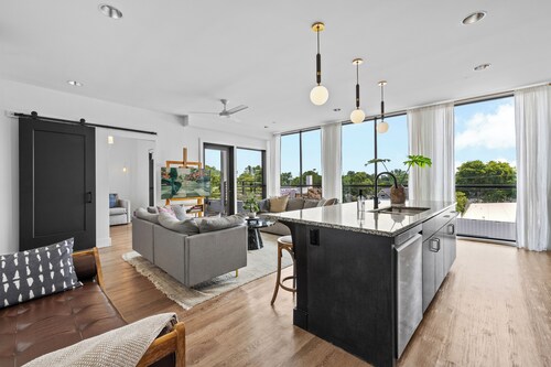 2 Condos-8 Minutes to Broadway-Walkable-5 King