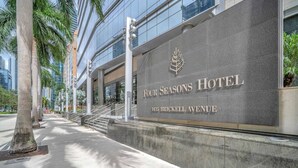 La façade extérieure de l’hôtel Four Seasons, avec une enseigne bien visible.