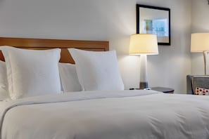 Suíte estúdio superior, vista parcial para o oceano | Roupas de cama premium, escrivaninha, espaço de trabalho para notebook