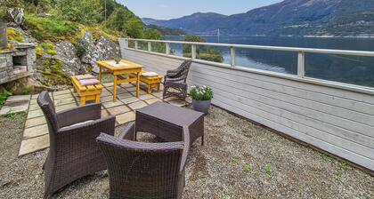 Awesome home in Eidfjord with house sea view