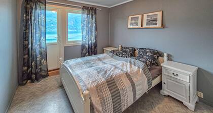 Awesome home in Eidfjord with house sea view