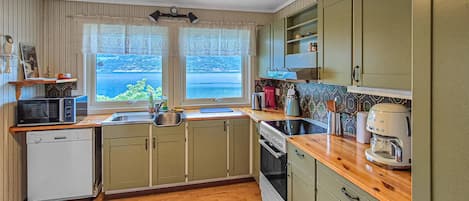 Jääkaappi, uuni, liesi, astianpesukone