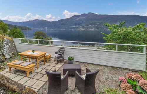 Awesome home in Eidfjord with house sea view