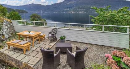 Awesome home in Eidfjord with house sea view