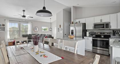 Bud's Place: Family Friendly Spacious 5-bedroom 3 bath house with 3 KING BEDS