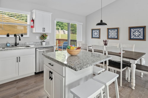 Bud's Place: Family Friendly Spacious 5-bedroom 3 bath house with 3 KING BEDS